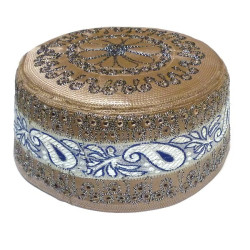 Chachia rigide de couleur marron avec motif bleu
