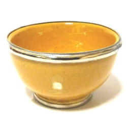 Petit bol en poterie marocain de couleur jaune émaillé et cerclé de métal argenté