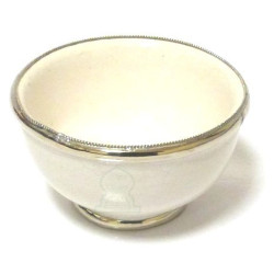 Petit bol en poterie marocain de couleur blanche émaillé et cerclé de métal argenté