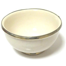 Grand bol en poterie marocain de couleur blanche émaillé et cerclé de métal argenté