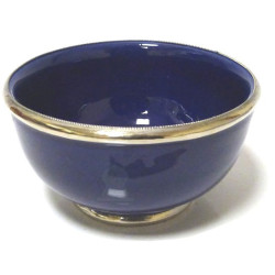 Grand bol en poterie marocain de couleur bleue émaillé et cerclé de métal argenté
