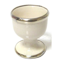 Coquetier artisanal marocain en poterie de couleur blanche émaillé et cerclé de métal...