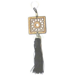 Pendentifs / porte-clés en bois de forme carrée sculpté d'arabesques et pompon en sabra...