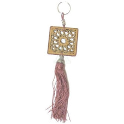 Pendentifs / porte-clés en bois de forme carrée sculpté d'arabesques et pompon en sabra...