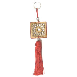 Pendentifs / porte-clés en bois de forme carrée sculpté d'arabesques et pompon en sabra...