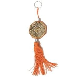 Porte-clés / pendentifs en bois de forme heptagone sculpté d'arabesques et décoré de...