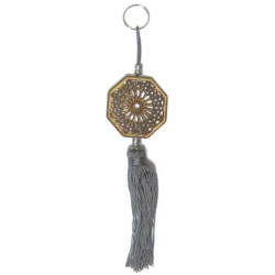 Porte-clés / pendentifs en bois de forme heptagone sculpté d'arabesques et décoré de...
