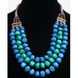Collier fantaisie imitation pierres bleues turquoises et perles agencées par des...