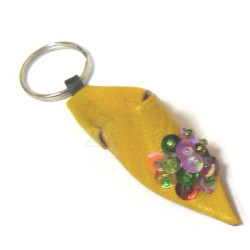Porte-clés babouche traditionnelle marocaine en cuir jaune avec strasses multicouleurs