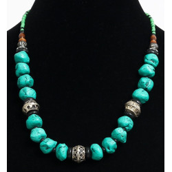 Collier ethnique artisanal imitation pierres turquoises difformes agencées de perles...