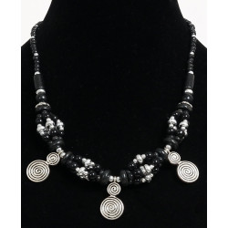 Collier ethnique artisanal perles noires agencées d'agréments argentés garni de grandes...