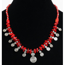 Collier artisanal imitation pièces rouges corail agencées de perles rouges, argentées...
