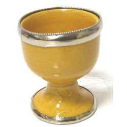 Coquetier artisanal marocain en poterie de couleur jaune émaillé et cerclé de métal...