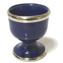 Coquetier artisanal marocain en poterie de couleur bleue émaillé et cerclé de métal...