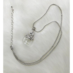 Chaîne argentée (collier) avec bijoux pendentif sous forme de mini bouteille de parfum