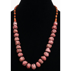 Collier ethnique artisanal imitation pierres corail, agrémenté de perles noires et en bois