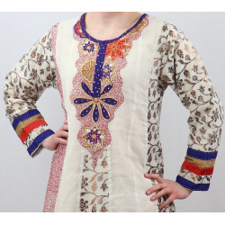 Robe de soirée orientale avec broderies et nombreuses décorations