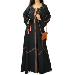 Robe longue noire avec broderies modernes et ceinture