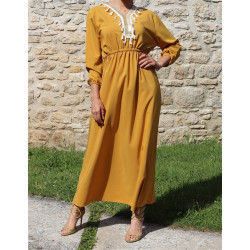 Robe longue féminine avec décoration écailles dorées et pompons - Couleur jaune