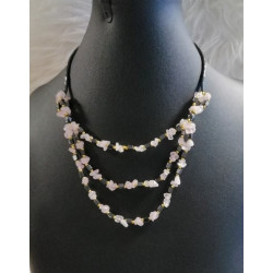 Collier artisanal marocain avec des pierres Rose clair sous forme de feuilles d'orangier