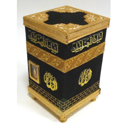 Kaaba décorative avec des calligraphies dorées d'invocations et le Nom d'Allah