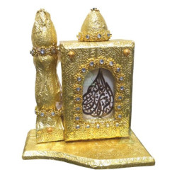 Porte Coran (fourreau) doré sous forme de mosquée avec décorations et son Coran assorti