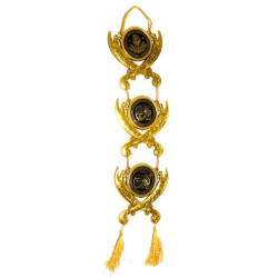 Pendentif doré avec pompons constitué de trois parties contenant les sourates...