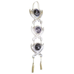 Pendentif argenté avec pompons constitué de trois parties contenant les sourates...