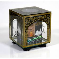 Objet de décoration doré avec La Kaaba entouré de vitres