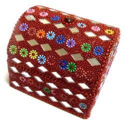 Boite à bijoux brillante et décorée de couleur bordeaux