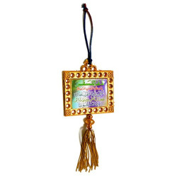 Pendentif rectangulaire doré avec pompon contenant l'invocation du voyage