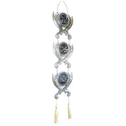 Pendentif argenté avec pompons constitué de trois parties rondes