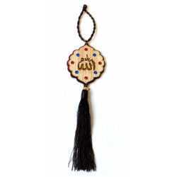 Pendentif en bois avec pompon sculpté avec les calligraphies "Allah" sur une face et...