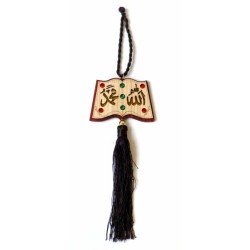 Pendentif en bois avec pompon sous forme de livre sculpté avec les calligraphies Allah...
