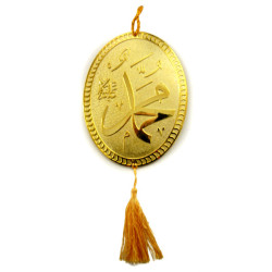 Pendentif doré de forme ovale avec le nom du Prophète Muhammad calligraphié