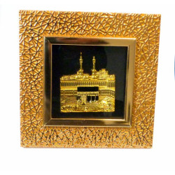 Tableau islamique tout doré avec fond noir et l'illustration de la La Kaaba en relief
