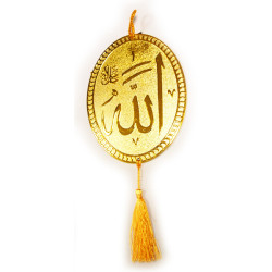 Pendentif doré de forme ovale avec le nom d'Allah calligraphié