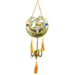 Pendentif islamique décoratif doré avec le début de Sourate Yassine et le nom du...