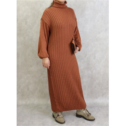 Robe longue à mailles et col roulé de couleur marron