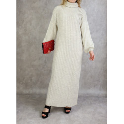 Robe longue à mailles et col roulé de couleur blanc cassé
