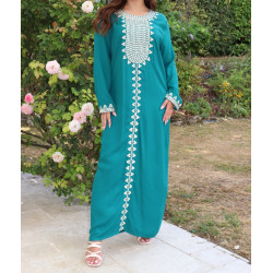 Robe longue pour femme avec broderies sur le devant et les manches - Couleur vert émeraude
