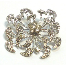 Broche métallique argentée sous forme de fleur ouverte avec diamants blancs
