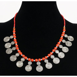 Collier ethnique artisanal imitation perles corail rouge agencées de perles argentées...
