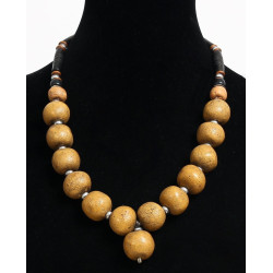 Collier ethnique artisanal imitation pierres rondes jaunes agrémentées de perles...