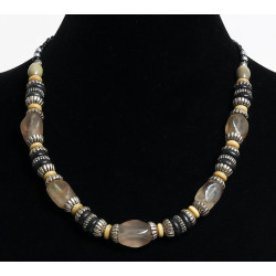 Collier ethnique artisanal imitation pierres en verre agrémentées d'armatures argentées...