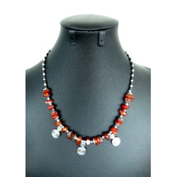 Collier artisanal marocain avec pierres marron clair, agrémenté de petites breloques...