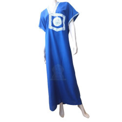 Gandoura marocaine de couleur bleu roi avec brodure blanche et grande poche au niveau...