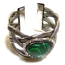 Bracelet Cuff ajustable en métal argenté ciselé orné de pierre verte sous forme de coeur