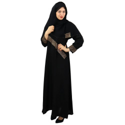 Robe Dubai noire ornée de strass dorés avec son châle assorti (hijab) pour femme voilée