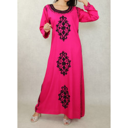 Robe maxi-longue avec de nombreuses broderies à motif fleurs style oriental pour femme...